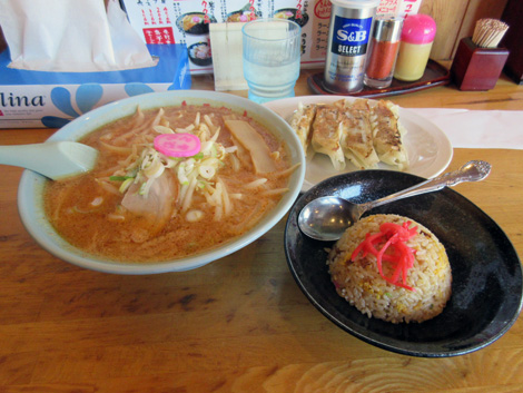 美幌町　さんぱちラーメン　味噌ラーメンとミニ炒飯セットと餃子