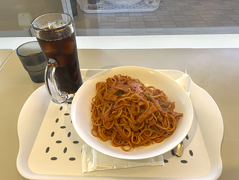 食事とコーヒーの店　午後（大空町女満別道の駅）　Wサイズスパゲティ（ナポリタン） コーラ