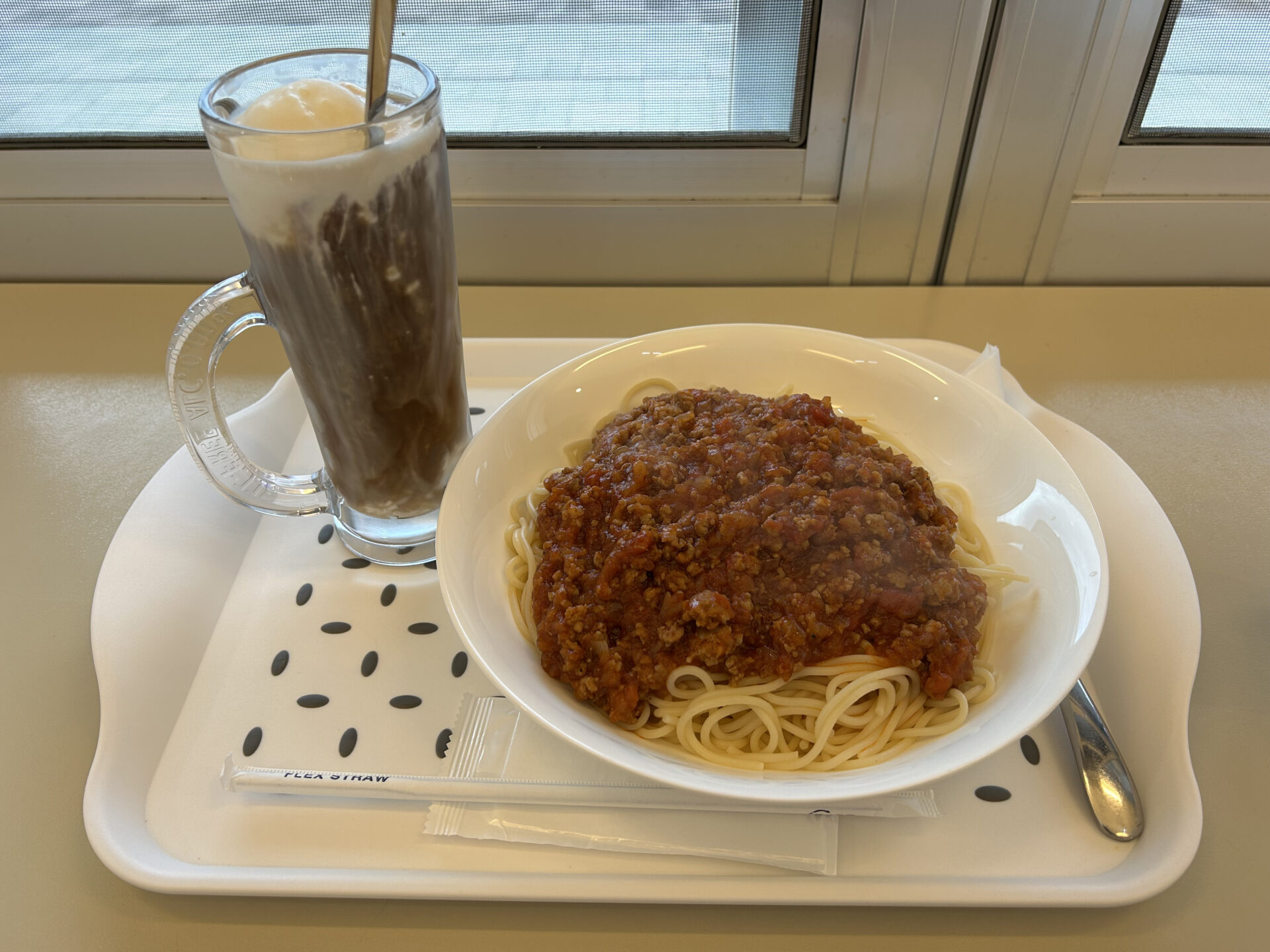 食事とコーヒーの店　午後（大空町女満別道の駅）　Wサイズスパゲティ（ミートソース） アイスコーヒーフロート