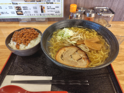 海風堂（大空町女満別）しおラーメン大盛り　納豆ごはん